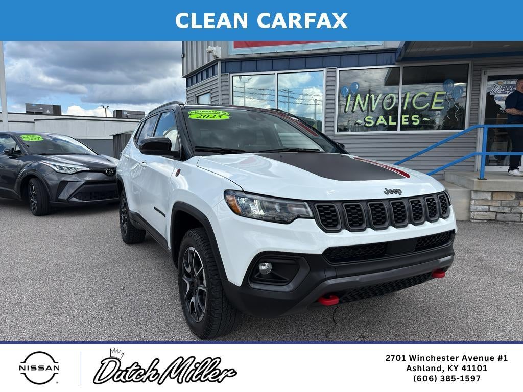 2025 Jeep Compass Trailhawk in Whte — front three-quarter view